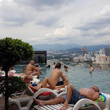 Skybed Over The Sky Hostel @Regalia Suites & Residences Kl กัวลาลัมเปอร์ ภายนอก รูปภาพ