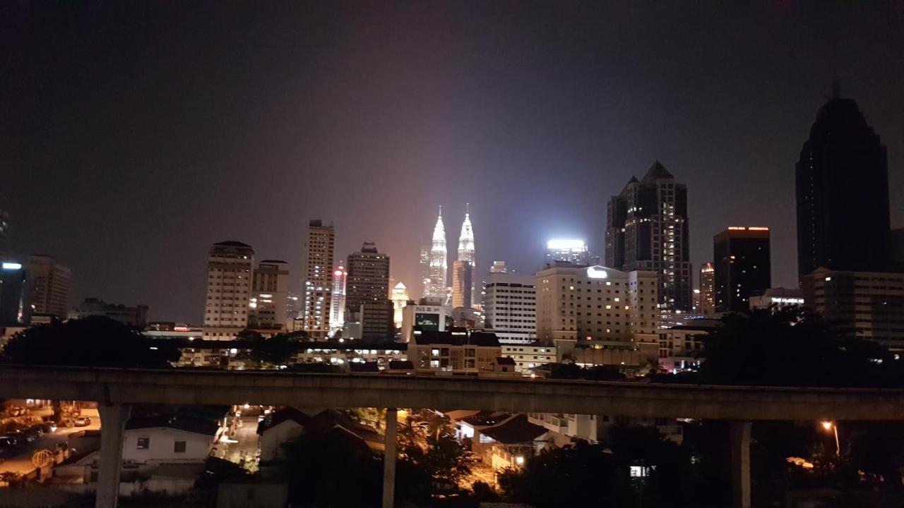 Skybed Over The Sky Hostel @Regalia Suites & Residences Kl กัวลาลัมเปอร์ ภายนอก รูปภาพ