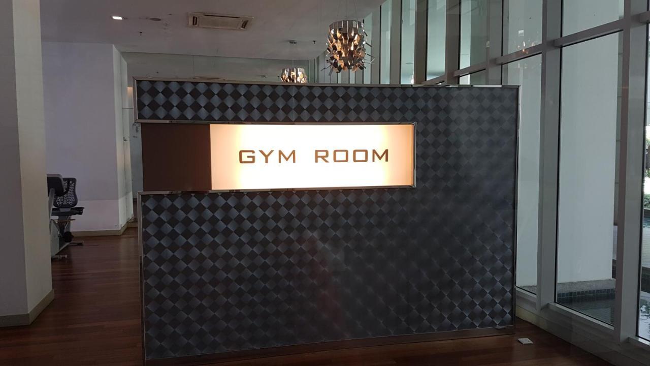 Skybed Over The Sky Hostel @Regalia Suites & Residences Kl กัวลาลัมเปอร์ ภายนอก รูปภาพ