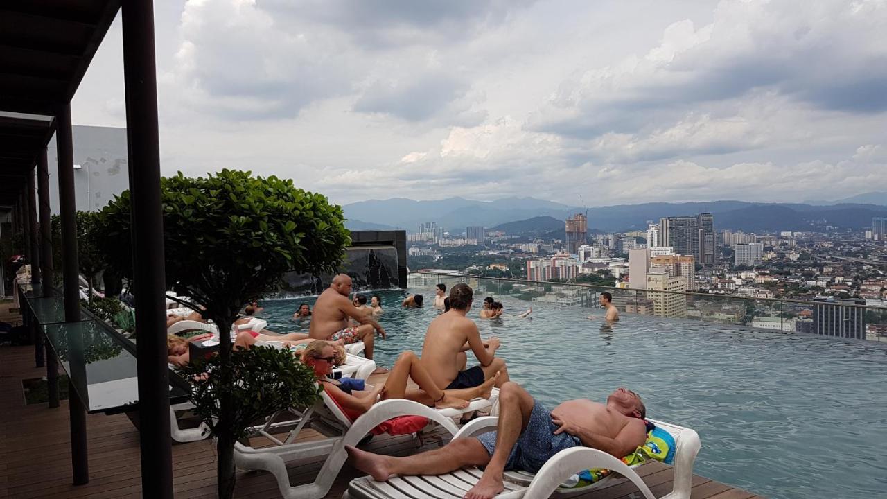 Skybed Over The Sky Hostel @Regalia Suites & Residences Kl กัวลาลัมเปอร์ ภายนอก รูปภาพ