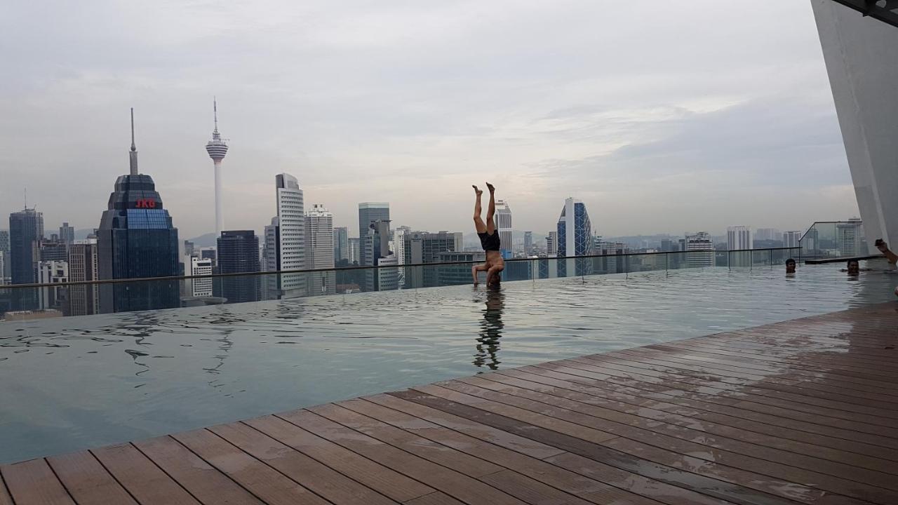 Skybed Over The Sky Hostel @Regalia Suites & Residences Kl กัวลาลัมเปอร์ ภายนอก รูปภาพ